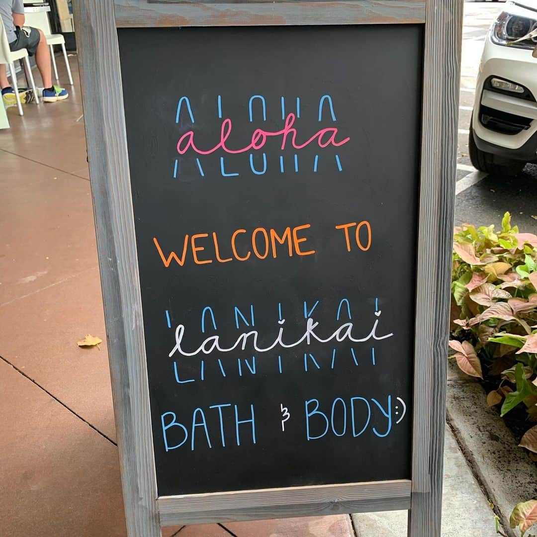 Lanikai Bath and Bodyさんのインスタグラム写真 - (Lanikai Bath and BodyInstagram)「We’re open! #lanikaibathandbody #supportsmallbusiness」6月13日 6時50分 - lanikaibathandbody