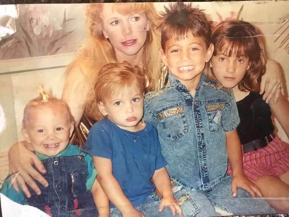 マット・ジャクソンのインスタグラム：「Happy birthday to my mom @joycemassie7. I hope I will measure up to be the parent that you were for me. I love you.」