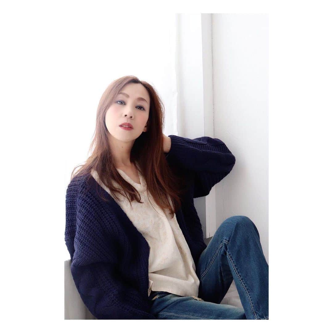 のインスタグラム：「・ 皆さま、おはようございま〜す♬ 本日は撮影オフshotで〜す❤︎ 「カジュアルコーデでリラックス」 ただただカメラ目線で… 笑うでもなく… 何気ない表情&雰囲気を撮っていただきました〜♬ お家にいるみたいに見えると嬉しいな〜❤︎ ・ #撮影#shooting#モデル#大原由美子#model#関西モデル#神戸モデル#カジュアルコーデ#写真を撮るのが好きな人と繋がりたい #ootd#神戸#ファインダー越しの私の世界#ファッションモデル#被写体#写真を撮るのが好きな人と繋がりたい#ポートレートモデル#お洒落さんと繋がりたい #ジャイグル#撮影会#Japanesemodel#デニムコーデ#模特#アパレルモデル#jaiguru#写真好きな人と繋がりたい#webモデル#カメラマンさんと繋がりたい#모델#coordinate#サロモ」