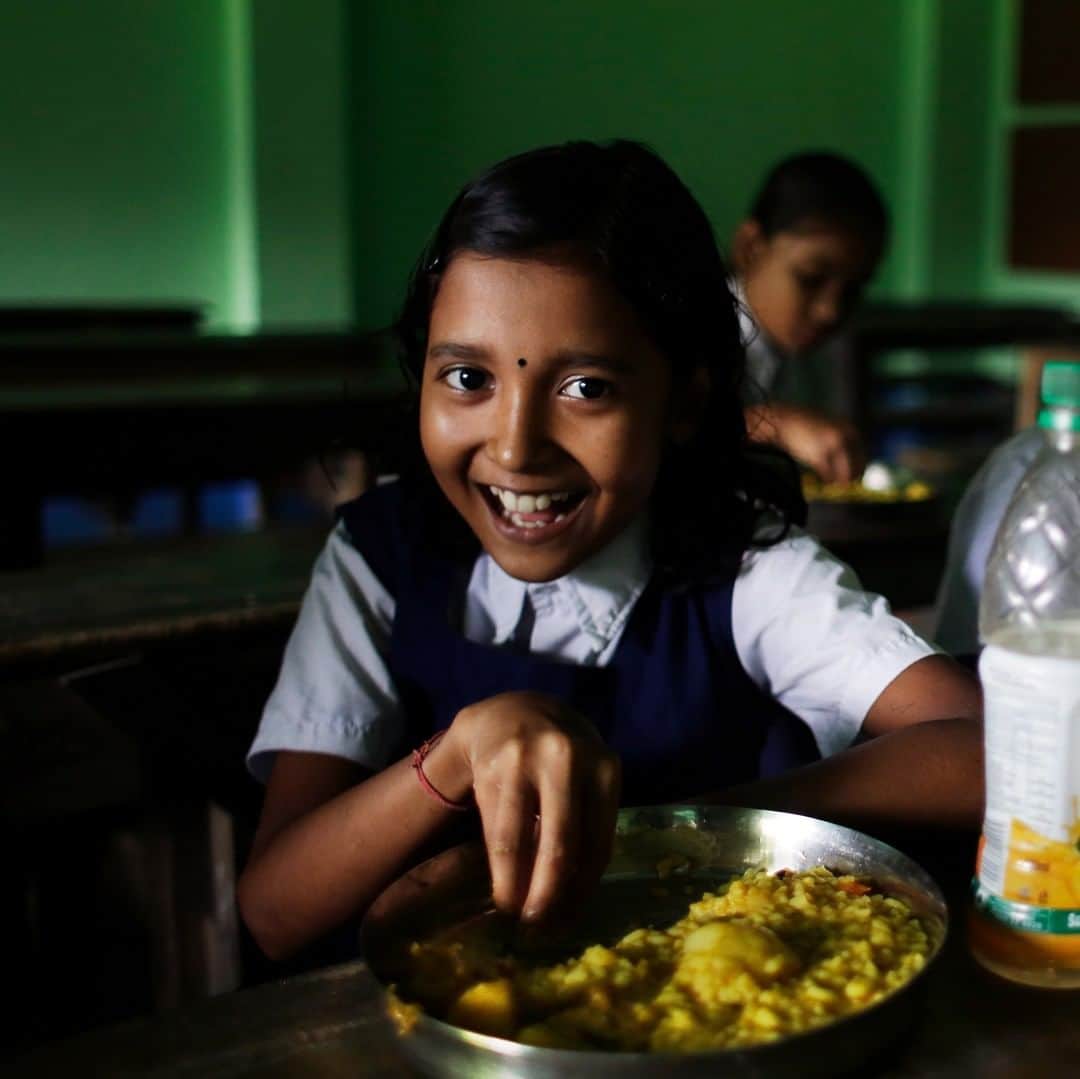 unicefさんのインスタグラム写真 - (unicefInstagram)「A school meal is a lifeline - often, the only meal a child receives each day. But school closures have left some 370 million children across 143 countries cut off from their only source of nutritious food. To stop #COVID19 becoming a nutrition crisis, children need action now.⠀ ⠀ © UNICEF/UN063130/Altaf Ahmad」6月13日 7時05分 - unicef