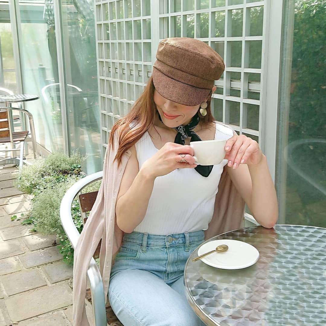 nori0620のインスタグラム：「今年もguさんでサマーキャスケットを  去年はベージュだったので これくらいのブラウンもまた違う雰囲気が♪  スクエアネックtに合わせたスカーフも 確かダイソーでした♪ @daiso_official  #キャスケット @gu_global #カットソー #デニム #カーディガン  @uniqlo  #instafashion #fashiongram #fashionsnap #outfit #code #ファッション #gu#キャスケット#uniqloginza2020ss #uniqlo#ワイドリブスクエアネックブラタンクトップ #ユニクロコーデ#ママファッション#ママコーデ#プチプラコーデ #locari#mineby3m #」