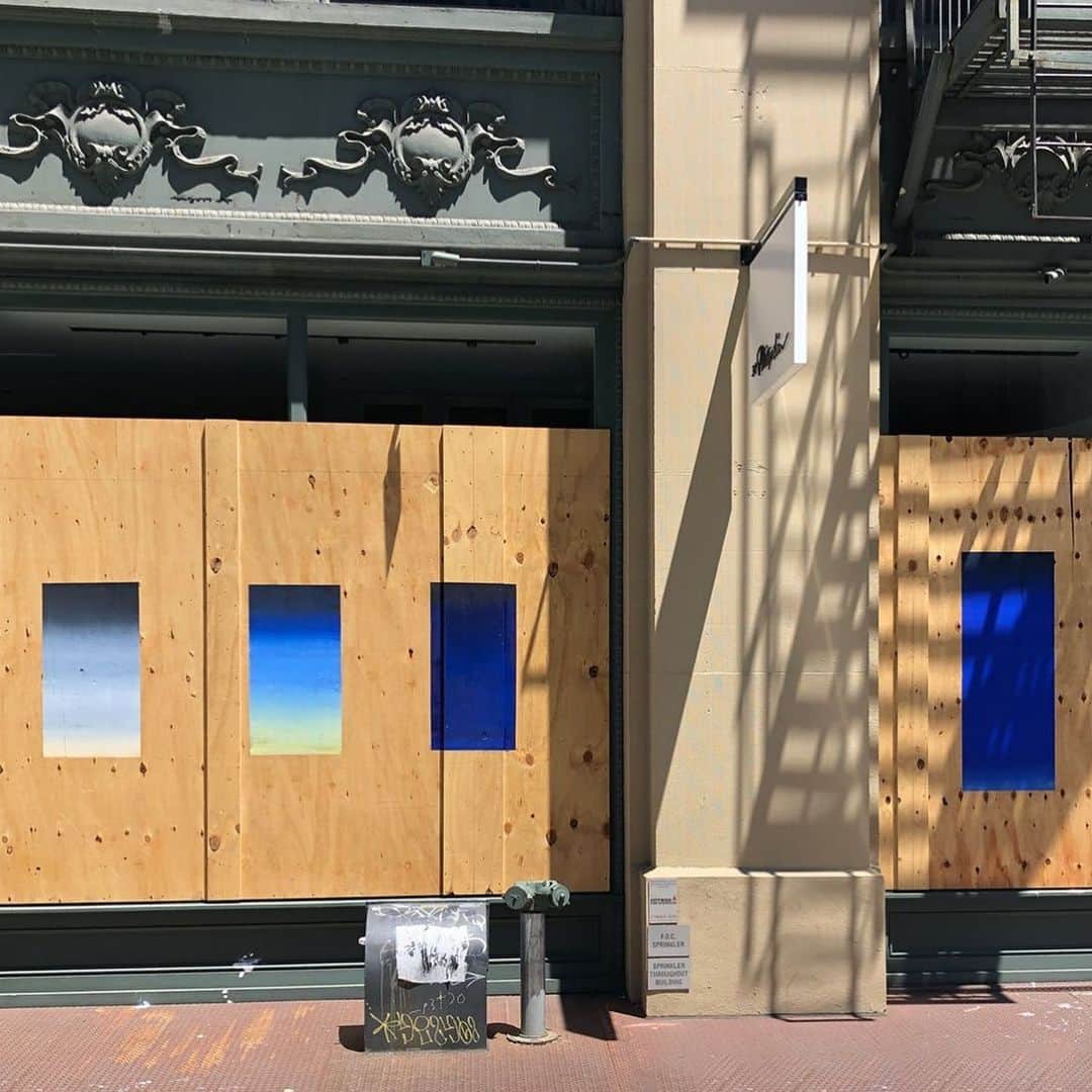 のインスタグラム：「“Small windows. Painted sunrises in different times from this morning on the temporary wooden walls, a store in Soho.” - @shoshibuya  Not only did Sho bring back life to 48 Great Jones, but he also requested that we donate to @blackvisionscollective in exchange for his work.  #Gratitude #BePresent #LoveUnityCommunity」