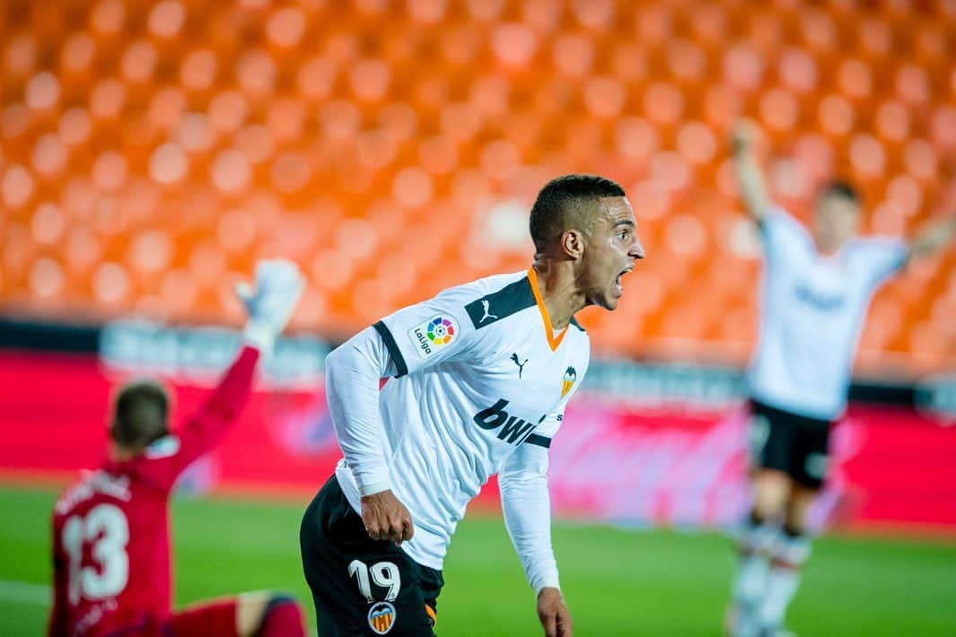 ロドリゴ・モレノ・マチャドのインスタグラム：「Ha faltado ganar, ha faltado la gente en Mestalla. Pero por fin hemos vuelto a jugar y a olvidarnos durante un rato de tantas tristezas pasadas en nuestra sociedad. Ha sido tan raro gritar ese gol en silencio, como ha sido un momento especial,...espero que lo hayáis sentido en casa y vivido como yo. El gol lo hemos marcado todos juntos. Lástima del empate final...pero mañana hay que pensar en el Real Madrid. #Amunt 🦇」