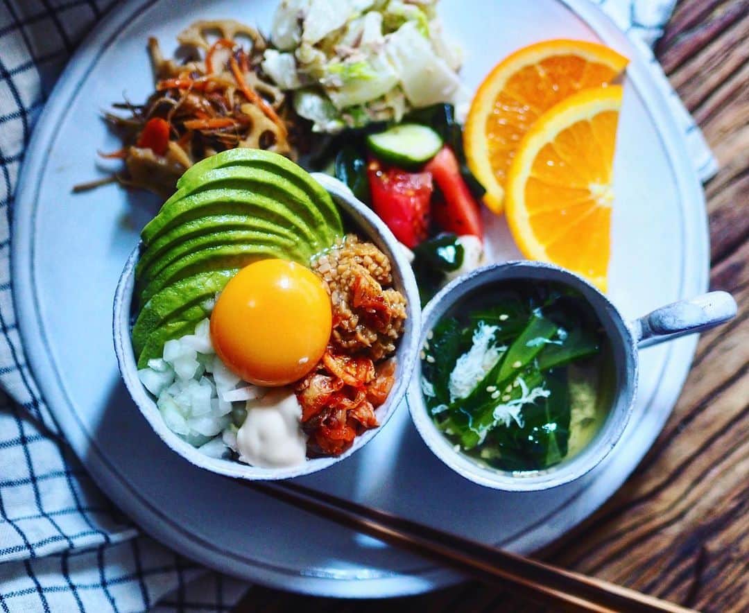 のインスタグラム：「. プレートとカップと小ボールはアスティエです。 小さいお茶碗が欲しくて（食べすぎ防止のため）パリのアスティエで小さくてお茶碗にするにはいい具合のが欲しいといったらすすめていただきました。大きさちょうど良いです。 . それと、今日は私の大好きなおねーちゃま（　@cariage.onmayu ）から教わりました、アボカドに玉ねぎのみじん切りに麺つゆをかけたら美味しいというのをやってみたら、ハマりまして、今週4回も食べました！アボカド丼大好きですが、このみじん切りの玉ねぎがサイコーに合う。 . 今日はそれに納豆とキムチと黄身とあとマヨに胡麻油も追加で最高に簡単で質素ですが、もうかきこむ美味しさです。 . 今週は精神的にも疲れてちょっと落ち込んでたんだけど、宮迫さんのYouTubeを見たら爆笑しながら爆睡できました。よくユーチューバーがやるモーニングルーティン。宮迫さんのやつ全然他の方と違って笑けます。 3回見ました😂 笑い疲れてそのまま爆睡。サイコーでした。 . . 今週は天気が悪く気温がグッと下がるようなので皆様ご自愛下さいませ。 . . . . . . 🍴メニュー ⚫︎アボカド新玉ねぎなったまキムチマヨ丼（名前ながっ） ⚫︎ネギと卵のスープ ⚫︎きんぴら ⚫︎白菜とツナのサラダ ⚫︎トマトとワカメときゅうりのオリーブレモン和え ⚫︎オレンジ . . . . . . . . . . #おうちごはん#おうちごはんlover #うちごはん#おにぎりプレート#和んプレート#和ンプレート#ワンプレートごはん#ワンプレート#ワンプレート朝ごはん器#あさごはん#朝ごはん#カラフルワンプレート #요리 #집밥 #일본가정식 #アスティエ#アスティエドヴィラット #astierdevillatte #アボカド#ズボラ飯 #avocado #アスティエドヴィラットのある暮らし」