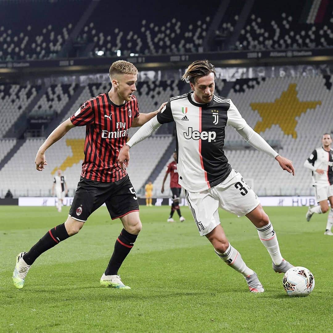 フェデリコ・ベルナルデスキのインスタグラム：「Tornare a giocare nel nostro stadio vuoto, silenzioso, senza il vostro calore, dopo mesi surreali, non è stato facile.  Ma é solo l’inizio e adesso il pensiero va dritto alla finale. #FinoAllaFine #ForzaJuve #JuveMilan」
