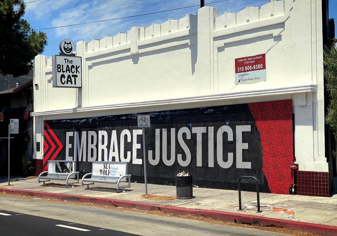 Shepard Faireyのインスタグラム：「Embrace Justice. A simple message for a complex problem. Thanks to one of my favorite restaurants in Silver Lake, @theblackcatla, for the wall space and shared philosophy. The Black Cat is a historic LGBTQ+ bar in Los Angeles, where it was the site of one of the first demonstrations in the U.S. protesting police harassment within the LGBTQ+ community. I’m proud to get my art up on their wall, especially during #PrideMonth. Thanks to Rob Zagula, Luka Densmore, and Jason Filipow for the help with facilitation and installation! -Shepard」
