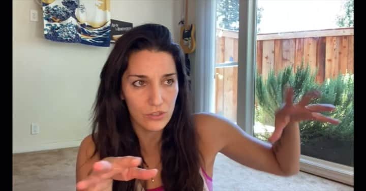 アンドレア・フエンテスのインスタグラム：「Did you ever try to practice in a mindfulness mode? It’s a great thing to do in our sport and it’s easy to apply on the underwater sets! How hard is for you to do apnea? I loved to do that as a swimmer and it has so many benefits! To redirect and control your thoughts, especially on the hard moments is key for a high performer. This is a small part of a video that explains much more: we are posting on our @synkrolovers YouTube channel tips to improve and enjoy your performance! Link in bio!」