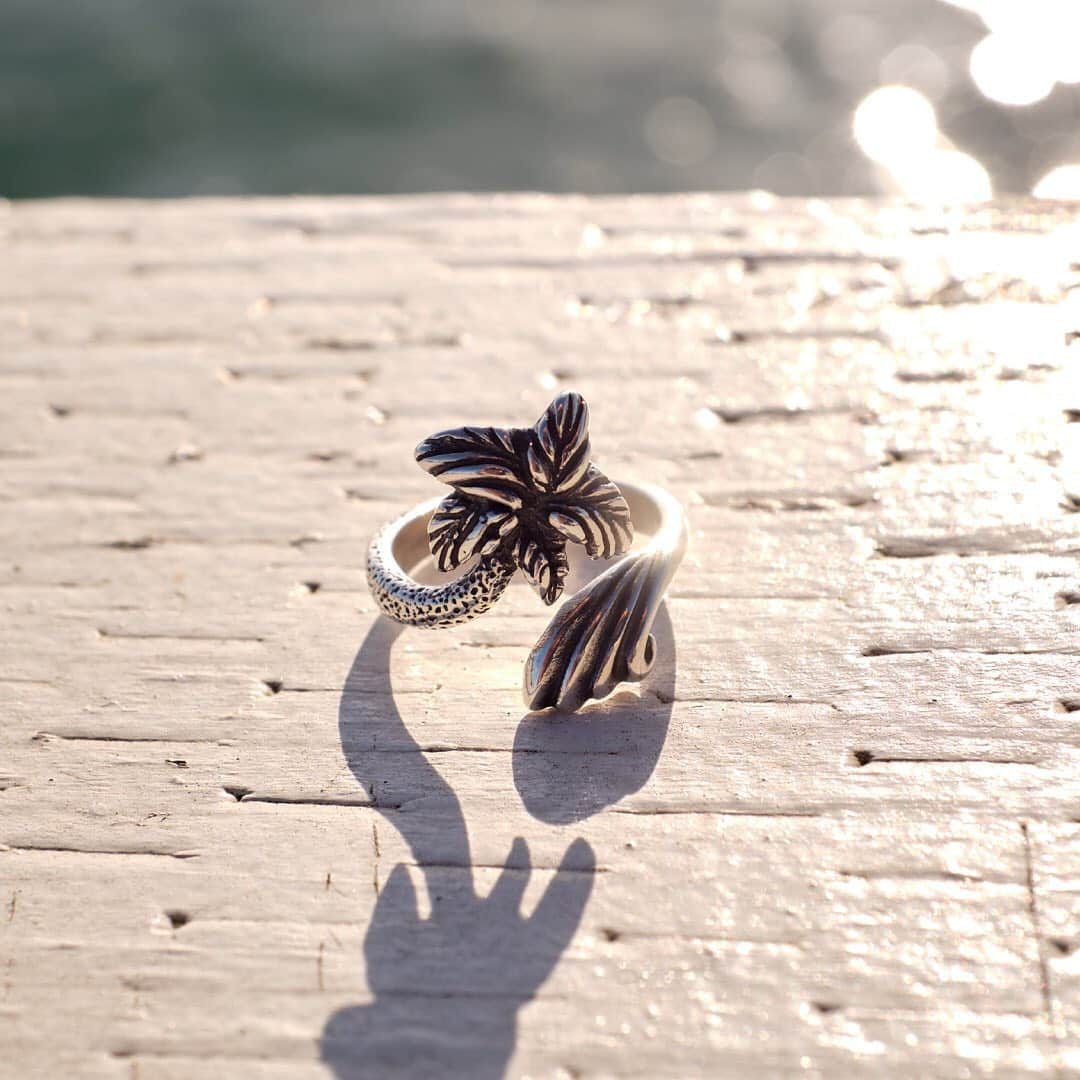 のインスタグラム：「【Ring】Beach Ring（Palm tree & Wave）/ *Exclusive item __________ 【Information】New issue update！  The official website images for <Bill Wall Leather x BEAMS> have been updated. Please view them at the following URL web address. （Images & Product Site）⇨ http://www.beams.co.jp/special/billwallleather/ （Special Content ）⇨ https://www.beams.co.jp/special/billwallleather/features/2020summer/ （BEAMS Official Site）⇨ http://www.beams.co.jp/billwallleather/ #billwallleather #beams #billwallleather_2020_summer」
