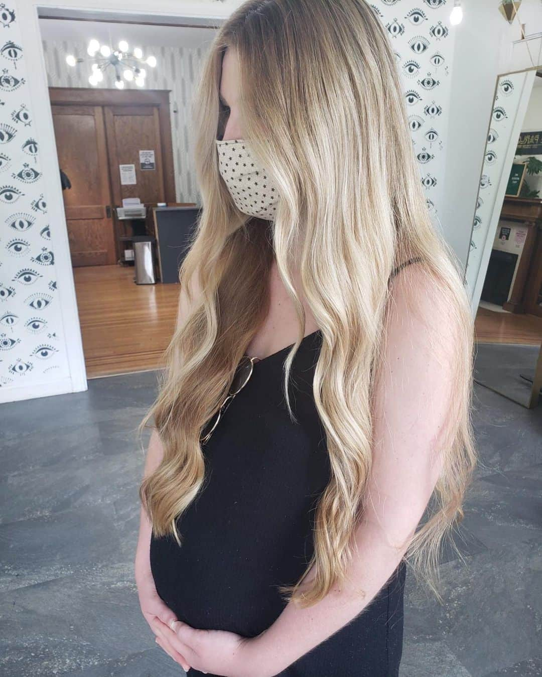 東京ビューティークリニック【公式】のインスタグラム：「Balayage glow or pregnancy glow?  @katelynwebbhair #babybump #mommytobe #glowing #balayage #loveyourhair #highlights #haircolor #longhair #healthyhair #davines #davinessalon #louisvillesalon #salon #louisvillehairstylist #hairstyles #beauty #theparlour #louisville」