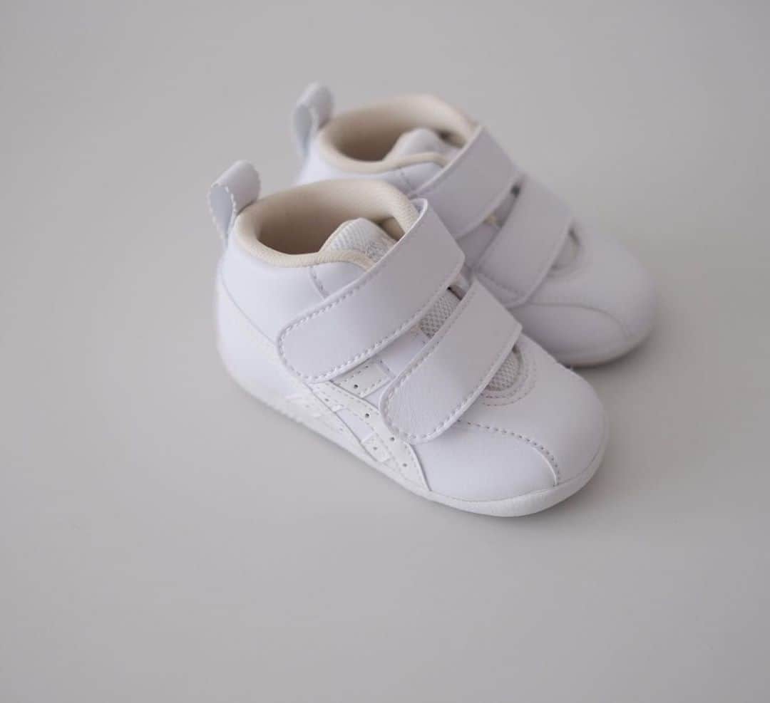 Keikooooooのインスタグラム：「first shoesは♡ @asics_kids_japan のものにしました！ 皮が柔らかくて、とっても履かせやすくて、うちのおチビの足にはピッタリでした♡ 本当は、ファミリアのものが良かったけど、甲高なのか、合わなかった🥺 ピンクのスパッツは、 #UNIQLO 。園用に買ったけど、リンクコーデが出来るからお気に入り💗 . #ファーストシューズ #アシックス #firstshoes #女の子ママ #asicskids #おちびコーデ #女の子 #生後1歳 #ベビーシューズ」