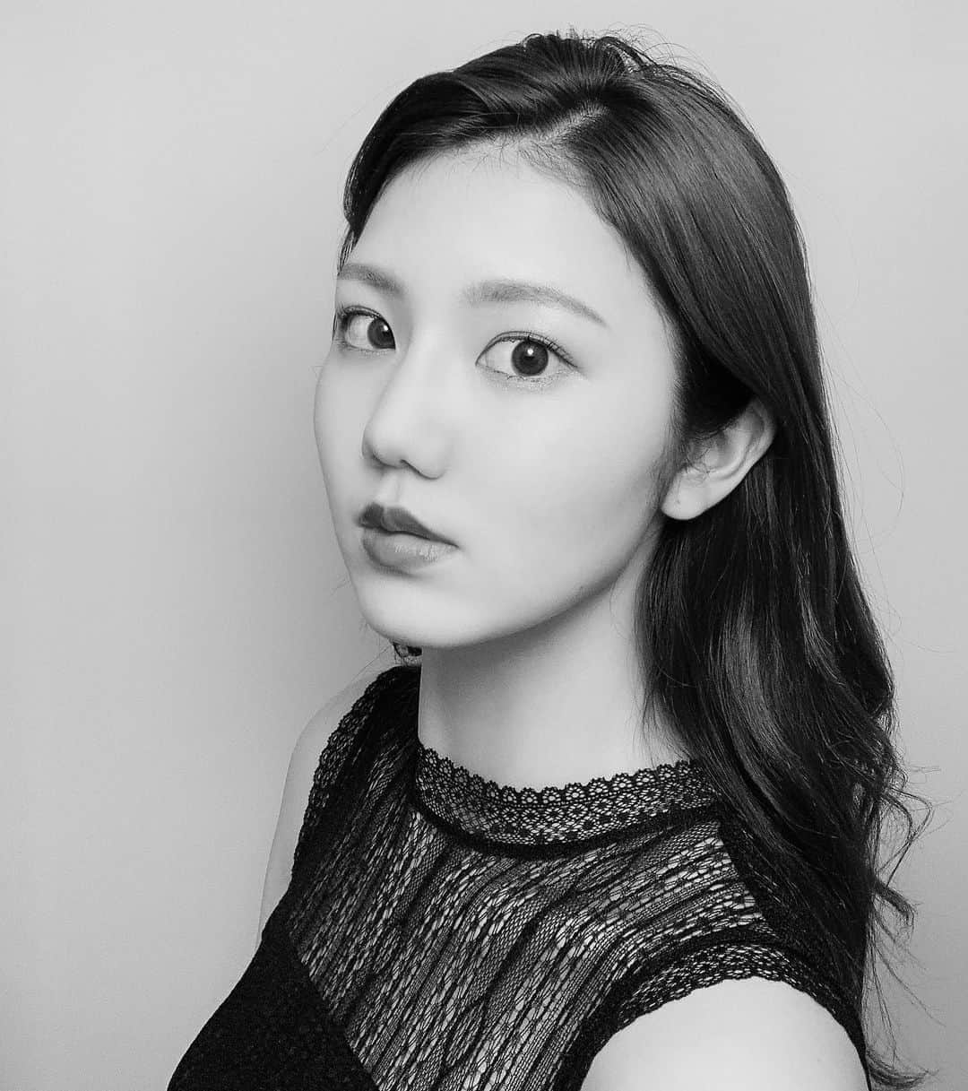 のインスタグラム：「昨日一昨日晴れていたのに今日雨なのは悔しいですね、実は少しだけ負けず嫌いなので😔 . #ccガールズ3 . . . #美容#自分磨き#美肌#美肌ケア #肌質改善 #肌ケア #肌荒れ改善 #美容好き #モデル#撮影#撮影モデル#モノクロ#被写体#韓国ファッション #photo#shooting#beautiful #missuniverse#missuniversejapan #follow #셀카#얼스타그램#좋아요#좋아요반사#소통#팔로우환영#오오티디#오늘의훈녀」