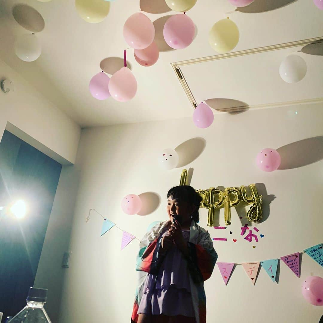 紫咲大佳さんのインスタグラム写真 - (紫咲大佳Instagram)「昨日は、娘の８歳のお誕生日でした^ - ^🎂 あれから、8年！ 早いなー  いつまでも、にこにこ生活してもらえるよう頑張らなきゃなー！ と、改めて思いました(〃ω〃) 風船ふくらましすぎて、唇がゴムであれてかゆい。笑」6月13日 8時37分 - shizaki.hiroka