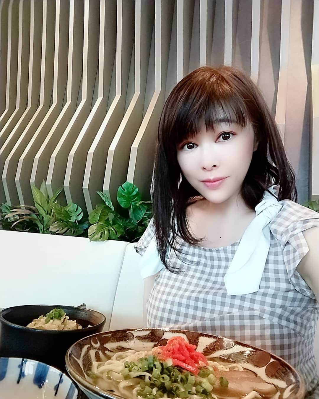 のインスタグラム：「こちらもソーキそば💓  #グラドル自画撮り部」