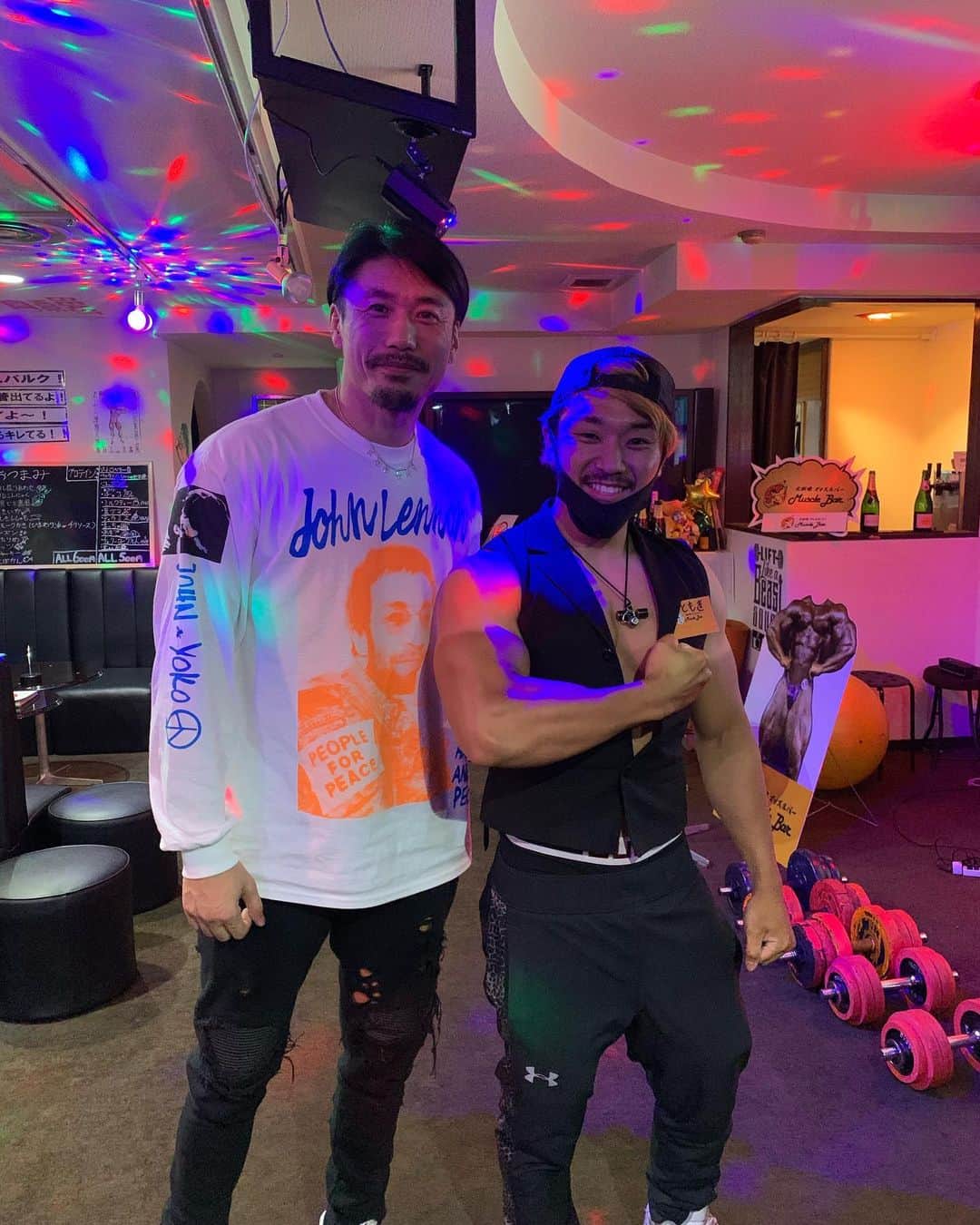 のインスタグラム：「こんにちは！ ・ 昨日もご来店誠にありがとうございマッスル💪  昨日は筋肉業界でもお馴染みの俳優の金子賢さんがご来店されました😊 ・ とても紳士的で良い方でした✨ ・ お店の方も少しずつ賑わいを取り戻しつつありマッスル🙆‍♀️ ・ 感染予防をしながら頑張って営業していきますので、また皆さん遊びに来てください🙇‍♀️🙇‍♀️ ・ では、本日も19時よりお待ちしておりマッスル💪♫ ・ ーーーーーーーーーーーーーーーーーーーーー  北新地マッスルバー 大阪市北区堂島浜1-3-22 堂島タウン2F Tel:06-6344-8878  マッスルバーのブログ 北新地マッスルバーの筋肉生活 http://s.ameblo.jp/muscle-bar/  マッスルバーYoutube https://m.youtube.com/channel/UCSPbrv11kZU-I6NkllH489Q  #おはよう朝日、#あさパラ、#よーいどん、#エンカメ、等 ーーーーーーーーーーーーーーーーーーーーー #イケメン #マッチョ #筋トレ #北新地 #マッスルバー #スポーツバー #プロレス #総合格闘技 #ボディビル #フィジーク #ベストボディ #SSA #NPCJ #ワークアウト #トレーニング女子 #アルプロン #プロテイン #マイプロテイン #ifbb #shredded #インスタ映え」