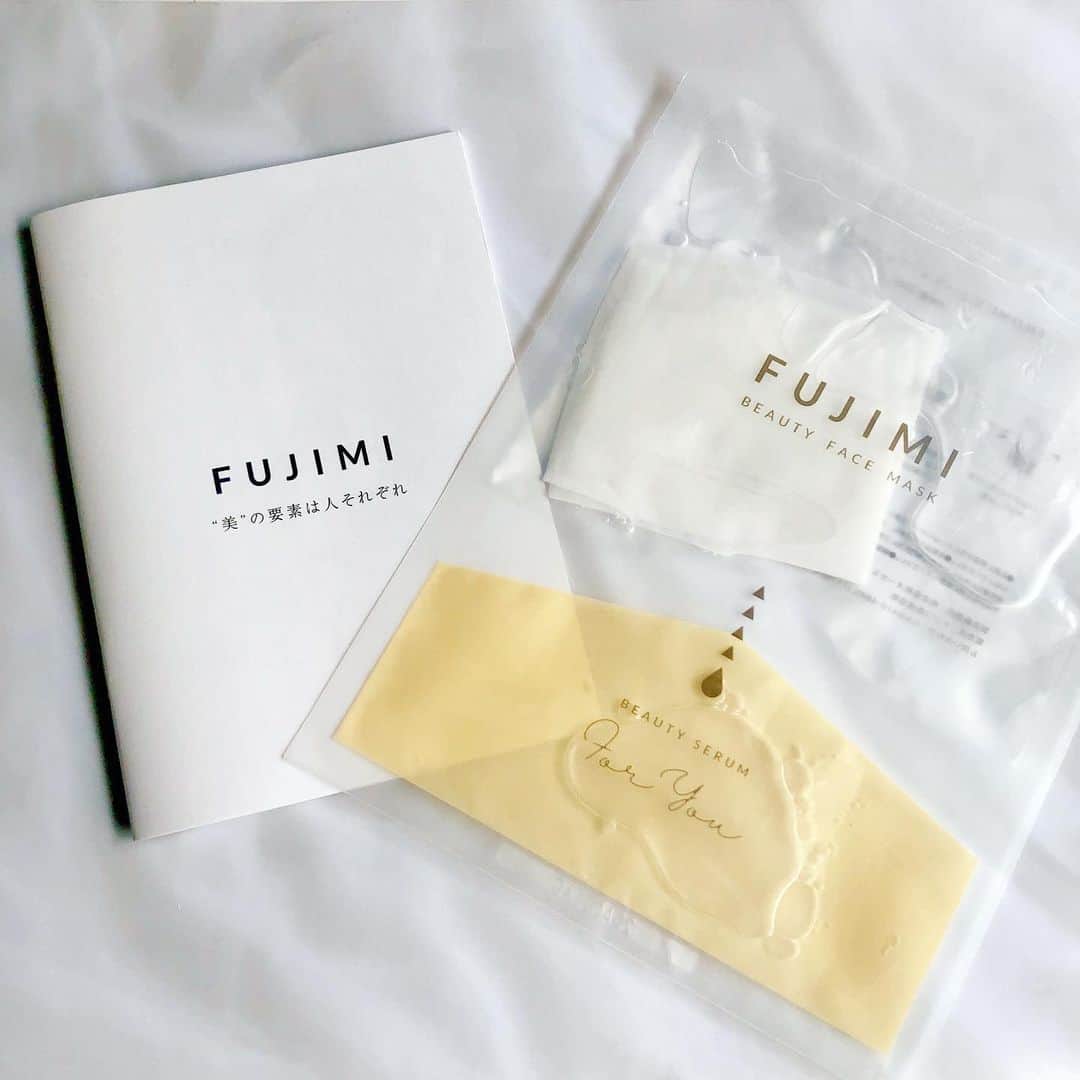 のインスタグラム：「おはようございます！  サプリメントでお世話になっている @fujimi_official さんが  美容液を2種類含んだ シートマスクを発売されているとのことで お試しさせていただきました♩  自分専用にカスタマイズできる サプリメントと同様、  こちらのシートマスクも いくつかの質問に答えるだけで 自分に合った成分で処方してくれます‼︎ (画像をスワイプしてみてね)  なんと、香りも3種類の中から 好きなものを選べちゃう☆  わたしはこの時期に合わせて 柑橘系の香りにしました！  スッキリとした香りが とても心地よいです♩  パッケージもお洒落なので 美容意識も自然に上がってくる‼︎ : : これから暑い夏に向けて 紫外線対策も念入りにしていきます☆  無料で肌診断ができるので ぜひ、やってみてね♩ : : : #fujimi #フジミ #シートマスク  #柑橘系 #フルーティー #紫外線対策 #美容マニア #美肌 #すっぴん #スポーツ #梅雨 #夏 #透明感 #beauty#cosmetic #uv」