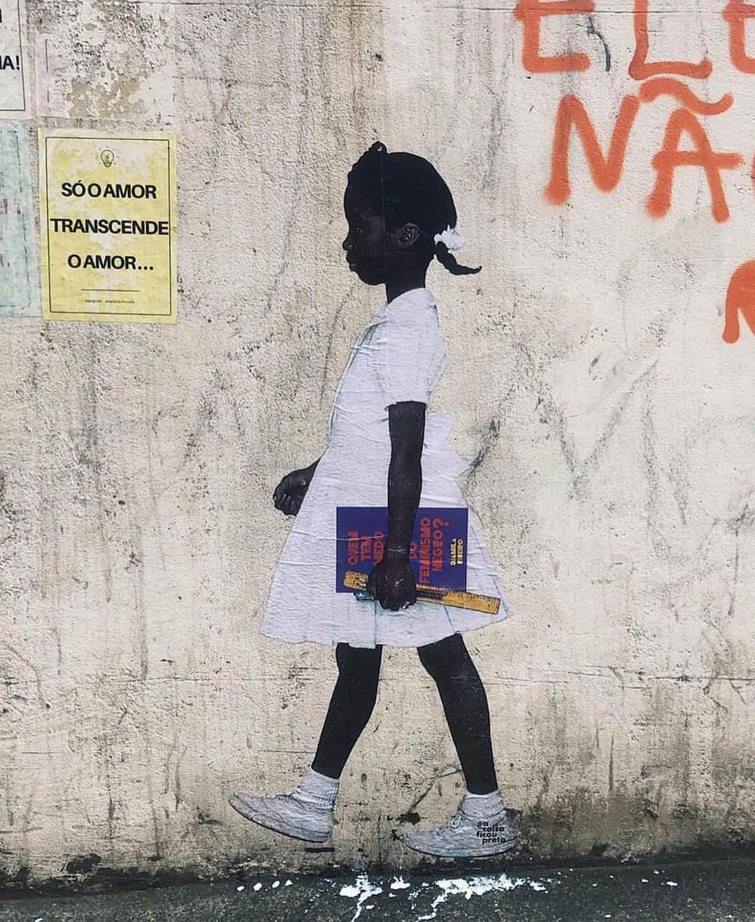 Bruno Gagliassoさんのインスタグラム写真 - (Bruno GagliassoInstagram)「Essa pintura foi feita no Centro aqui do Rio. Na imagem, Ruby Bridges, aos seis anos, caminha para escola. Nas mãos ela carrega o necessário “Quem Tem Medo do Feminismo Negro?” da @djamilaribeiro1. E essa imagem tão poderosa ganhou vida!  Amanhã a gente vai acompanhar uma conversa linda, repleta de ideias e generosidade, entre Ruby Bridges e Djamila Ribeiro. Eu to muito emocionado com esse encontro. Muito feliz, muito honrado. Promover o encontro entre uma figura histórica como Ruby Bridges e uma personalidade brasileira tão importante quanto Djamila Ribeiro é, sem dúvida, um dos momentos mais felizes da minha vida. Muito obrigado, Ruby e Djamila, por toparem o convite e por compartilharem com a gente tantas ideias. Agora, pessoal, entrego minhas redes para @rubybridgesofficial e conto com o amor de vocês. Amanhã será um dia histórico!!!」6月13日 8時55分 - brunogagliasso