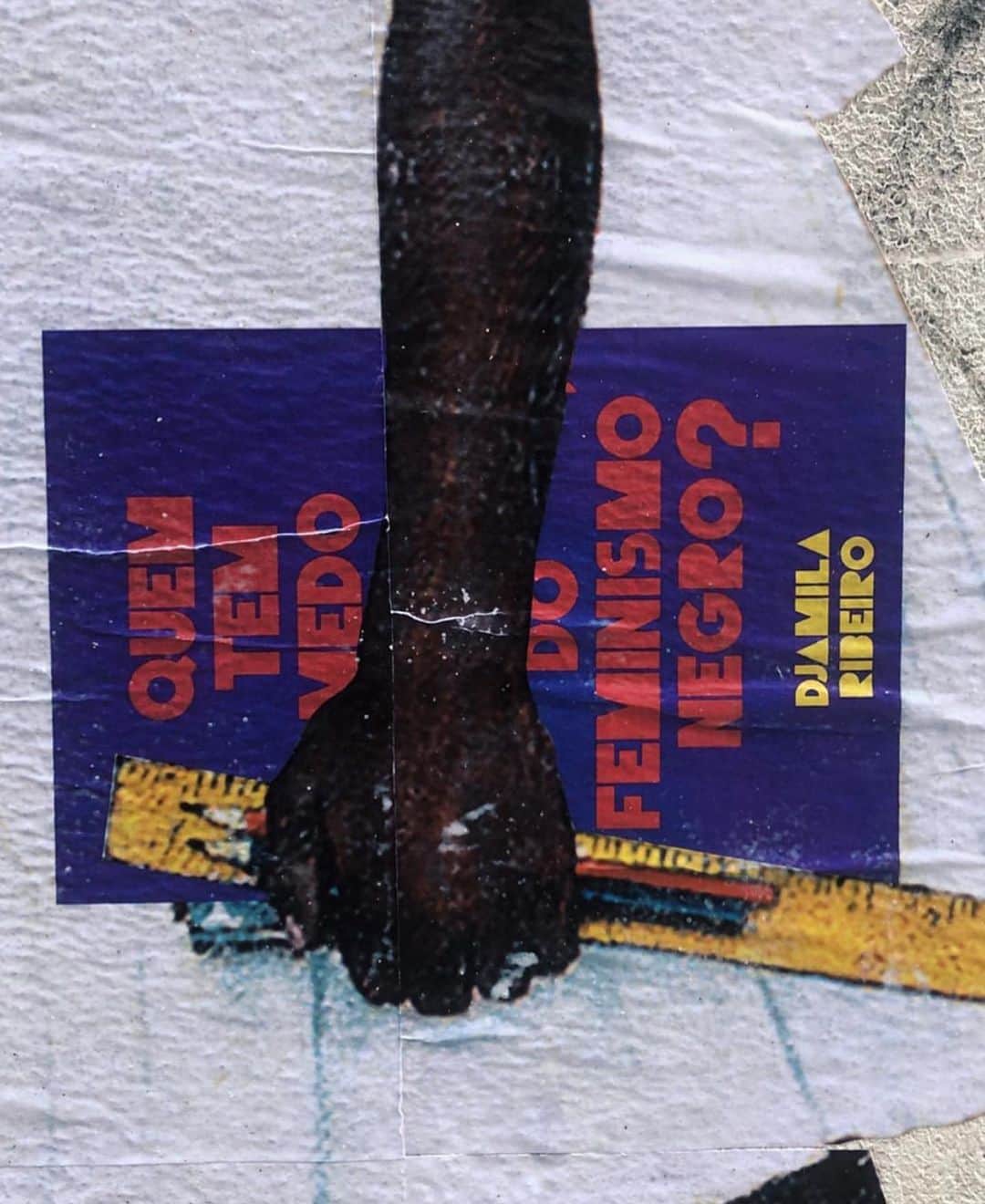 Bruno Gagliassoさんのインスタグラム写真 - (Bruno GagliassoInstagram)「Essa pintura foi feita no Centro aqui do Rio. Na imagem, Ruby Bridges, aos seis anos, caminha para escola. Nas mãos ela carrega o necessário “Quem Tem Medo do Feminismo Negro?” da @djamilaribeiro1. E essa imagem tão poderosa ganhou vida!  Amanhã a gente vai acompanhar uma conversa linda, repleta de ideias e generosidade, entre Ruby Bridges e Djamila Ribeiro. Eu to muito emocionado com esse encontro. Muito feliz, muito honrado. Promover o encontro entre uma figura histórica como Ruby Bridges e uma personalidade brasileira tão importante quanto Djamila Ribeiro é, sem dúvida, um dos momentos mais felizes da minha vida. Muito obrigado, Ruby e Djamila, por toparem o convite e por compartilharem com a gente tantas ideias. Agora, pessoal, entrego minhas redes para @rubybridgesofficial e conto com o amor de vocês. Amanhã será um dia histórico!!!」6月13日 8時55分 - brunogagliasso