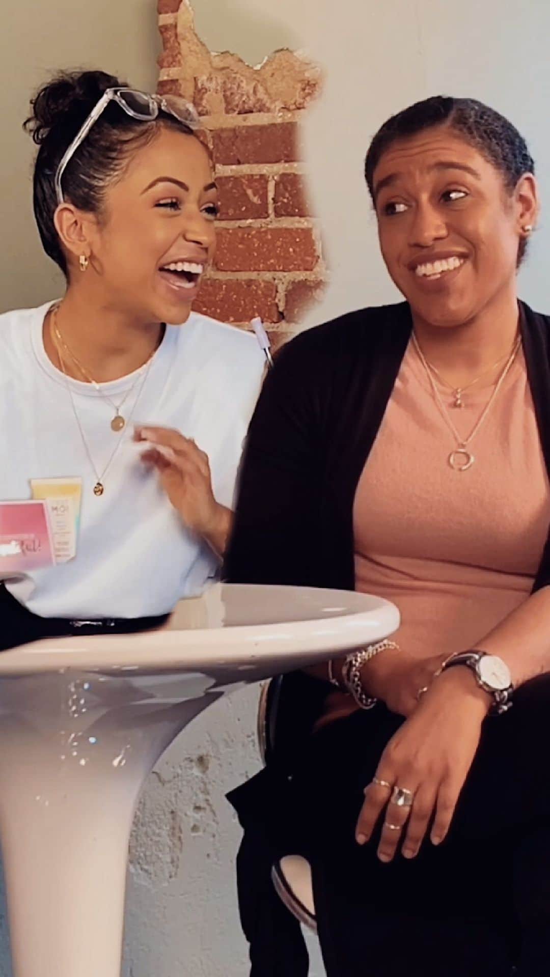 リザ・コッシーのインスタグラム：「I sat down and bowed down to clean beauty Queen, Nneka Leiba, who has made it her life's mission to make our world better, and our lives healthier. She is a beauty & beast with expertise a.k.a she’s the Vice President of Healthy Living Science at @environmentalworkinggroup (the organization that’s making your health & well-being the priority it should be). So, LISTEN TO NNEKA, and you’ll end up spending less money on potentially harmful products, and more time learning what’s BEST for it. Here are some industry facts & professional advice you can trust to help love & care for the grown-up-baby skin you’re in. ❤️ My smooth skin is brought to you by, of course, my @cestmoibeauty. And yes, this was filmed in February when breathing each other's air was socially acceptable.」