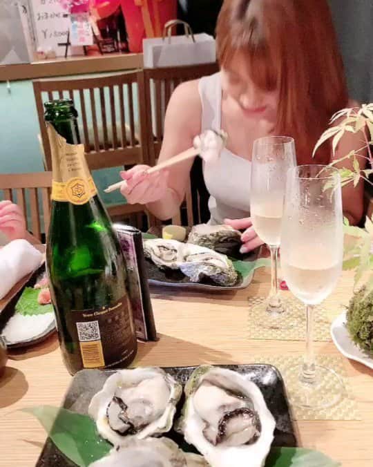 のインスタグラム：「かきシャンnight😍💞 自撮りムービーしてたら 隠し撮りされた😂😂😂 高校の親友、かき心デビューさせちゃった💗💗💗 滞在時間中ずーっと笑ってた😂 会うといつも苦しくなる位笑ってる💗 出会って25年位経つのに、 話す内容のくだらなさと楽しさが全く変わらない私の彼女みたいな存在😂  かき心が６月で4周年😍💞 昨日もとっても美味しくて、最高に居心地が良くて、幸せ過ぎました❤️ 私の大切な人みんな連れていきたくなるお店❤️大好き💕 ご馳走さまでした😆💕💕💕」