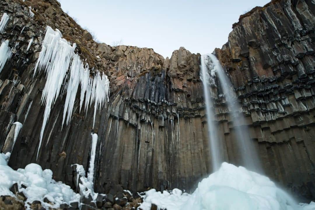 National Geographic Travelさんのインスタグラム写真 - (National Geographic TravelInstagram)「Photo by @kiliiiyuyan | Icicles hang from hexagonal columns of basalt near Iceland's Svartifoss waterfall. The area's dark columns and geometry make it popular with tourists, but it is rarely visited in winter. Follow me @kiliiiyuyan for more from the great north. #iceland #svartifoss #winter」6月13日 9時05分 - natgeotravel