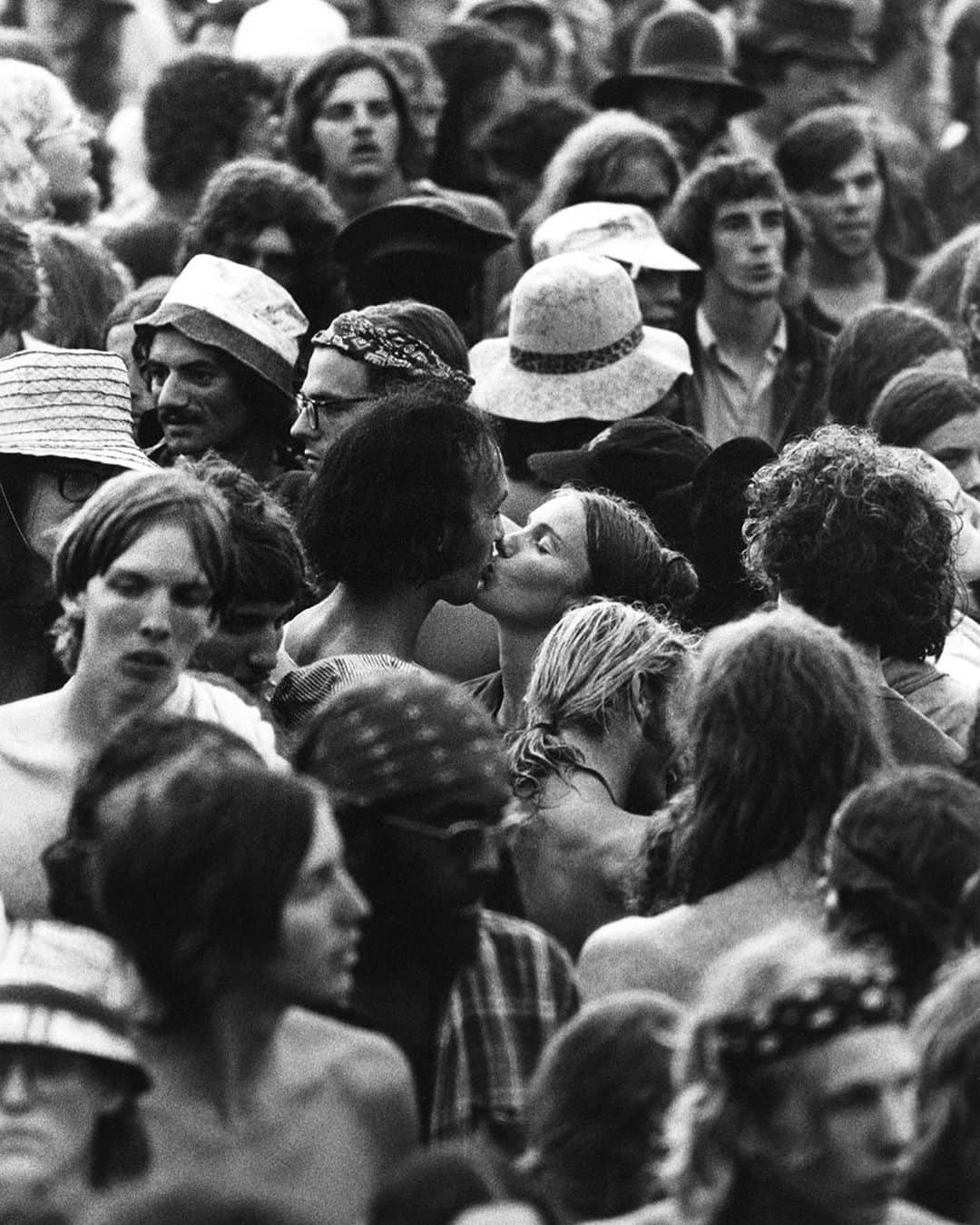 Meganさんのインスタグラム写真 - (MeganInstagram)「Love at The Summer Jam at Watkins Glen, New York, 1973 〰 Jean-Pierre Laffont #jeanpierrelaffont #summerfestival #kissing」6月13日 9時08分 - zanzan_domus