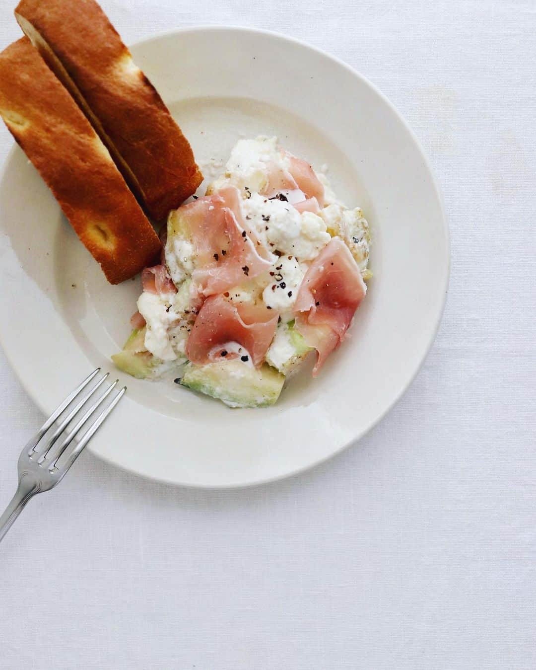 樋口正樹さんのインスタグラム写真 - (樋口正樹Instagram)「salad & bread . 朝食はパンとサラダで。 水茄子、モッツァレラ、 生ハムを組み合わせて。 みずみずしくおいしい。 . . #パンとサラダ #水茄子 #水ナス #水茄子サラダ #生ハム #パルマハム #モッツァレラ #breakfastlover #breakfastclub #goodmorninggoodbreakfast」6月13日 9時11分 - higuccini