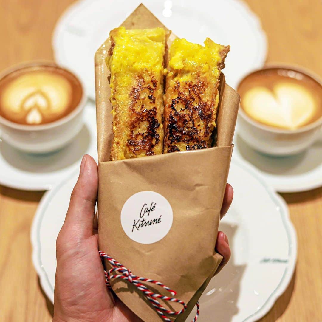 のインスタグラム：「. .  CAFÉ KITSUNÉ @sakanotochu  ブーケスタイルの フレンチトーストが ＜進々堂＞。 見かけは同じでも 中身は 京都だからこその風味が 詰まってます。  #カフェキツネ #MAISONKITSUNÉ #新風館#CAFÉKITSUNÉ」