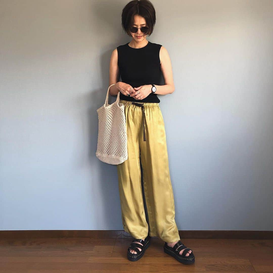 ak_m1120さんのインスタグラム写真 - (ak_m1120Instagram)「ママ、あつ森やりなよあつ森やりなよ！ってめっちゃしつこく言うもんだから久々にやると . . . 家の前にゴミ屋敷のごとくプレゼントが置かれていて . . . 開封すると、紫陽花の苗木とかスワッグとかウッドなんちゃらとかアランニットとかアクセサリースタンドとか . . . 私のことよくわかってくれてるなーとすごく嬉しくなりました☺️ . . . また1ヶ月後ぐらいにやってみよ☺️ . . . . . tops#canaljean @canaljean  pants#audreyandjohnwad @audreyandjohnwad . . . . . #fashion #code #ootd #instagood #locari #drmartens #サテンパンツ #リブタンク #ゆるコーデ #リラックススタイル #ドクターマーチン #メッシュバッグ #ママコーデ #ママファッション #wear更新」6月13日 9時30分 - ak_m1120