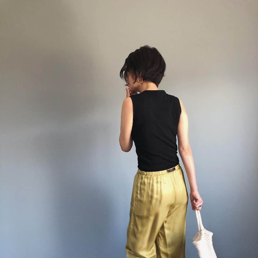 ak_m1120さんのインスタグラム写真 - (ak_m1120Instagram)「ママ、あつ森やりなよあつ森やりなよ！ってめっちゃしつこく言うもんだから久々にやると . . . 家の前にゴミ屋敷のごとくプレゼントが置かれていて . . . 開封すると、紫陽花の苗木とかスワッグとかウッドなんちゃらとかアランニットとかアクセサリースタンドとか . . . 私のことよくわかってくれてるなーとすごく嬉しくなりました☺️ . . . また1ヶ月後ぐらいにやってみよ☺️ . . . . . tops#canaljean @canaljean  pants#audreyandjohnwad @audreyandjohnwad . . . . . #fashion #code #ootd #instagood #locari #drmartens #サテンパンツ #リブタンク #ゆるコーデ #リラックススタイル #ドクターマーチン #メッシュバッグ #ママコーデ #ママファッション #wear更新」6月13日 9時30分 - ak_m1120