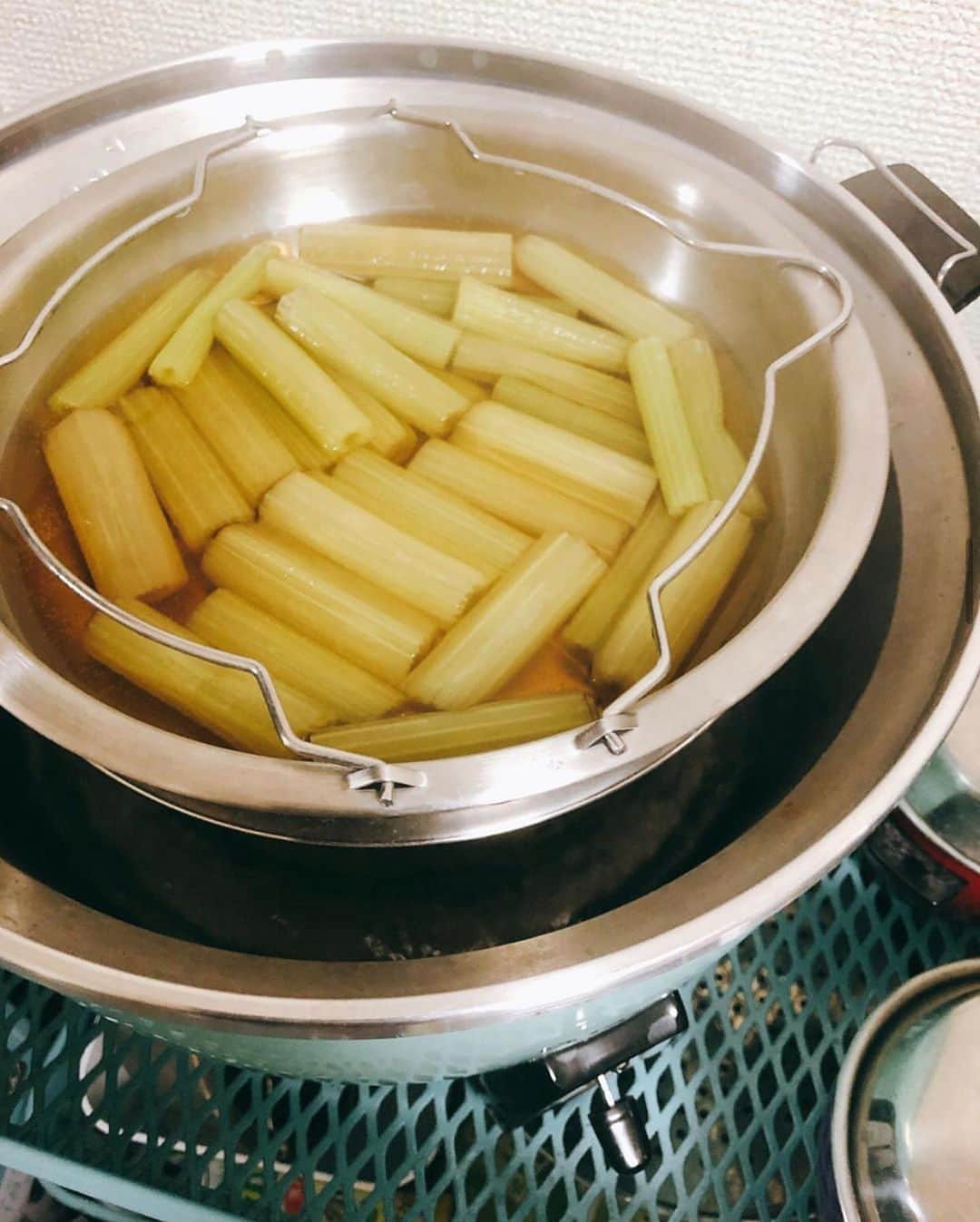 にんべん　おだしでキレイ習慣さんのインスタグラム写真 - (にんべん　おだしでキレイ習慣Instagram)「こんにちは🌞﻿ 今日は @momochi10 さんの投稿をご紹介します🐟💕﻿ にんべんの #白だし と #フレッシュパック を使ってフキの煮物を作ってくださいました✨﻿ ﻿ #おだしでおうち時間﻿ #夏のおだしごはん﻿ ﻿#だしに気づく .﻿ .﻿ .﻿ ﻿ ﻿ 先日、同期からフキを頂いたので電鍋さんで煮物を作りました。﻿ 酒、砂糖、みりん、にんべんの白だし、醤油、水を入れ、スイッチオン。﻿ 保温に切り替わったらタッパーに煮汁ごと移して常備菜にしました。﻿ 食べる時はにんべんのフレッシュパックをちょこっと。﻿ ちなみにフキの煮物の下では肉じゃがを作ってますw﻿ #大同電鍋 ﻿ #電鍋 ﻿ #電鍋料理 ﻿ #にんべん﻿ #にんべんだしアンバサダー ﻿ #にんべん白だし ﻿ #フレッシュパック」6月13日 9時30分 - ninben.dashiambassador
