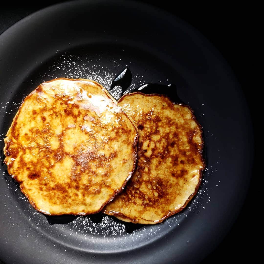 滝沢杏弥さんのインスタグラム写真 - (滝沢杏弥Instagram)「潰したバナナと卵だけで作ったバナナパンケーキ🍌と米粉を使った小さなパンケーキ🍯 蜂蜜やアガベシロップをかけて。どれも簡単でとてもヘルシー。自粛生活でどれくらい焼いただろう🥞 #バナナパンケーキ#シリアルパンケーキ#パンケーキ#pancakes#healthy#cooking」6月13日 9時55分 - aya_takizawa_