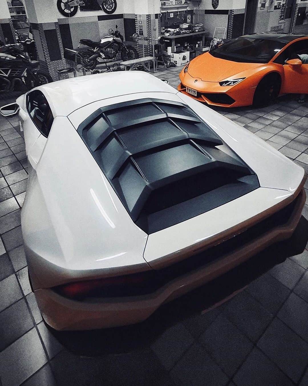 CARLiFESTYLEさんのインスタグラム写真 - (CARLiFESTYLEInstagram)「Two Bulls is better than one! Huracan owner @ricky__mj #carlifestyle」6月13日 9時59分 - carlifestyle
