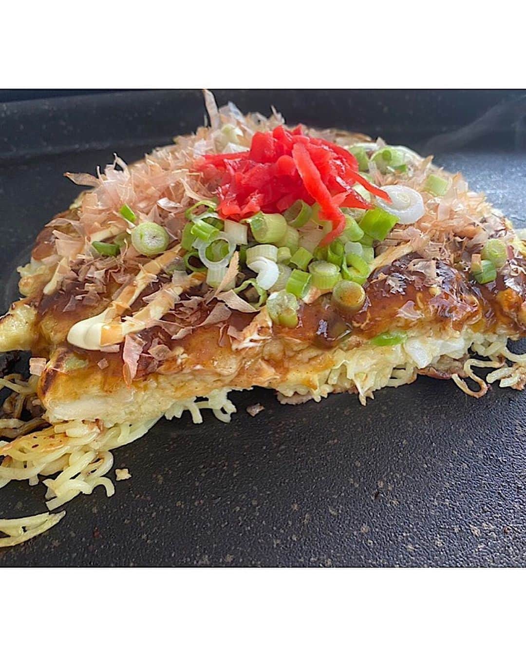和央ようかさんのインスタグラム写真 - (和央ようかInstagram)「1. Work👍 2.3. Reward 😘 1枚目、ちょっと働き👍 2.3枚目、ご褒美😘 やっぱりご褒美はお好み焼き(これは因みにモダン焼き)😊😊😊 生活にはバランスが大切😊常にちょっと頑張ったらご褒美😊 #takakonystylin🍎 #nylife #lifestyle #nylife #okonomiyaki #modernyaki#お好み焼き#モダン焼き#大好物🤩#関西人#今日も夕陽が綺麗 #yokawao #和央ようか」6月13日 10時10分 - yokawao0215