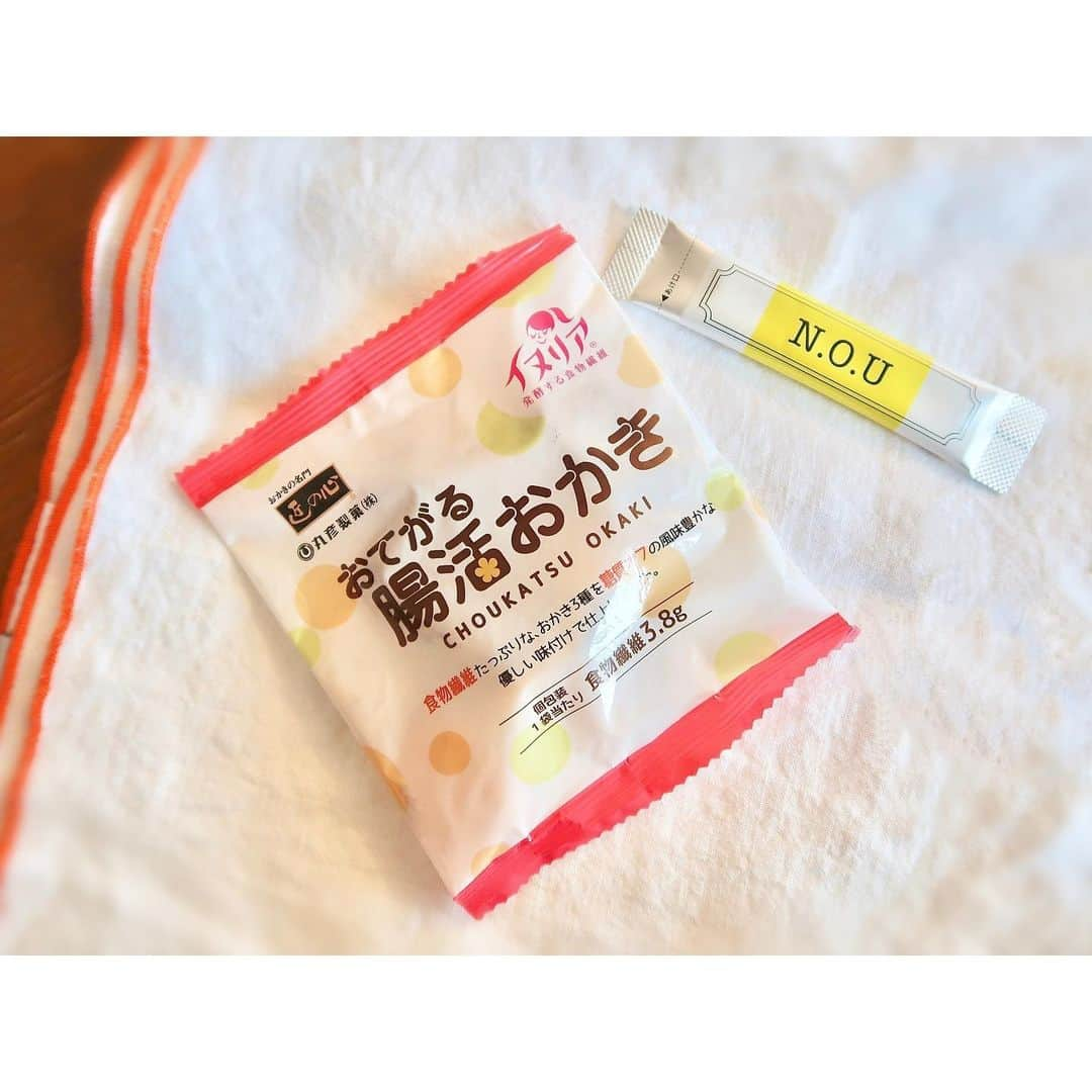 有村実樹さんのインスタグラム写真 - (有村実樹Instagram)「🍘﻿ 腸活はおかきでもできるらしい😲✨﻿ ﻿ 実家から送られてきた腸活おかきは食物繊維たっぷりで、糖質オフ。﻿ 1日1袋、お水と一緒に食べてます。﻿ ﻿ N.O.Uのサプリフローライザーも継続中。﻿ ﻿ ﻿ なんとなくじゃなく、意識して何かを選んでいるときって自分がちゃんとできてる気がして気持ちも前向きになれる、﻿ ﻿ そんな気がします😊﻿ ﻿いいもの教えてもらったな♪ ﻿ ﻿ #腸活 #おかき #腸活おかき #イヌリア #資生堂 #nou #脳腸相関 #おかし #お煎餅 #サプリ #美容 #美容好きな人と繋がりたい #美肌 #ツヤ肌 #おうち時間 #美容研究家 #有村実樹」6月13日 10時11分 - arimura_miki