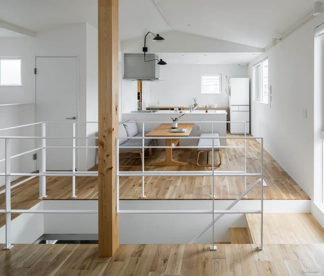 ルポハウス一級建築士事務所さんのインスタグラム写真 - (ルポハウス一級建築士事務所Instagram)「・ ・ ・ ２階リビングならではの明るい空間。 ・ キッチンダイニングとリビングを緩やかに分ける階段と、勾配天井によって空間をより広く感じられます。 ・ ・ ・ 𓐌𓐌𓐌𓐌𓐌𓐌𓐌𓐌𓐌𓐌𓐌𓐌𓐌𓐌𓐌𓐌𓐌𓐌  ルポハウスの施工事例はこちらまで☞ @reposhouse  𓐌𓐌𓐌𓐌𓐌𓐌𓐌𓐌𓐌𓐌𓐌𓐌𓐌𓐌𓐌𓐌𓐌𓐌 #ルポハウス は#ちょっとかっこいい家 を"友人のために" という思いでつくっています。 一生に一度の#マイホーム。 「あなたにしかできない」×「ルポハウスだからできる」で、 私たちだけの#家づくり を思いっきり楽しんでみませんか？！ ・ ・ ・ #住宅 #注文住宅 #新築一戸建て #デザイナーズ住宅  #一級建築士事務所 #設計事務所  #滋賀県大津市 #滋賀県草津市 #滋賀県栗東市  #滋賀県近江八幡市 #２階リビング #勾配天井 #勾配天井リビング #リビングインテリア #ナラ無垢材 #オーク無垢材」6月13日 21時01分 - reposhouse