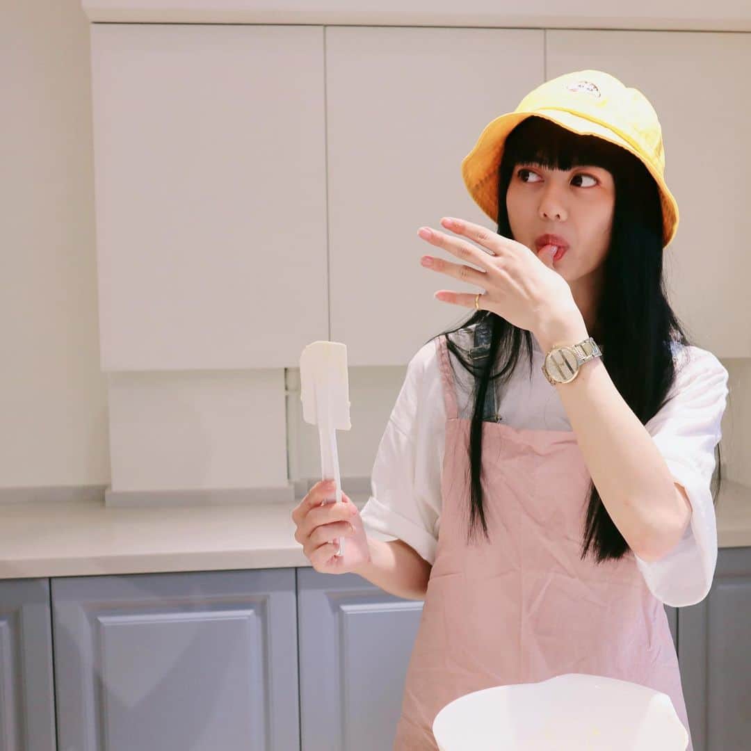 白癡公主さんのインスタグラム写真 - (白癡公主Instagram)「跟高中同學一起來小資女自理餐進修中🍪🥯，變身五星級小廚娘我跟你們說～﻿ ﻿ 連🐶二米看到我這個漂亮阿姨？都目不轉睛了🥴﻿ ﻿ 謝謝ABCDEF👙的老師 @mayer 我們下次見ㄏㄏ」6月13日 21時09分 - 87acup