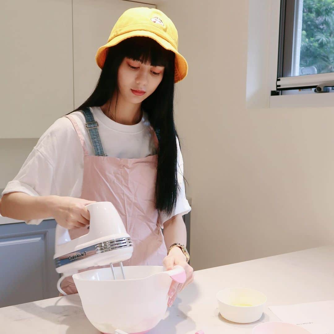 白癡公主さんのインスタグラム写真 - (白癡公主Instagram)「跟高中同學一起來小資女自理餐進修中🍪🥯，變身五星級小廚娘我跟你們說～﻿ ﻿ 連🐶二米看到我這個漂亮阿姨？都目不轉睛了🥴﻿ ﻿ 謝謝ABCDEF👙的老師 @mayer 我們下次見ㄏㄏ」6月13日 21時09分 - 87acup