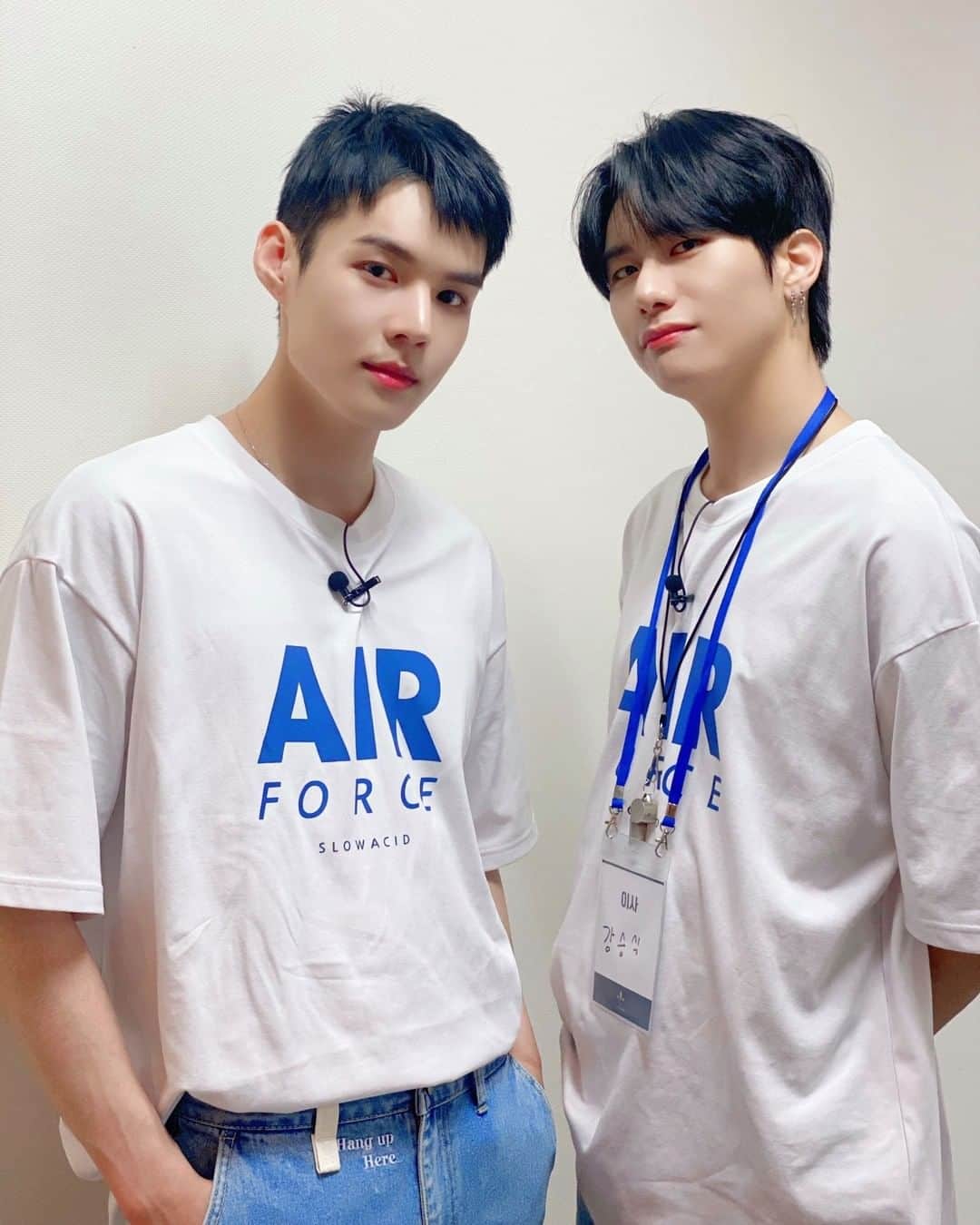 Victonさんのインスタグラム写真 - (VictonInstagram)「[V_V] #VICTON_Staff_VIEW @ 아이돌 워크숍 Behind📸 - [임사원 워크숍 쉬는 시간, 강이사님과 한 컷🐶] [흰 티에 청바지는 말티쥬 댕댕이들을 위한 옷💙👖] - #VICTON #강승식 #임세준」6月13日 21時05分 - victon1109