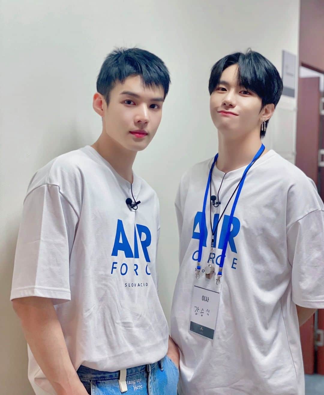 Victonさんのインスタグラム写真 - (VictonInstagram)「[V_V] #VICTON_Staff_VIEW @ 아이돌 워크숍 Behind📸 - [임사원 워크숍 쉬는 시간, 강이사님과 한 컷🐶] [흰 티에 청바지는 말티쥬 댕댕이들을 위한 옷💙👖] - #VICTON #강승식 #임세준」6月13日 21時05分 - victon1109