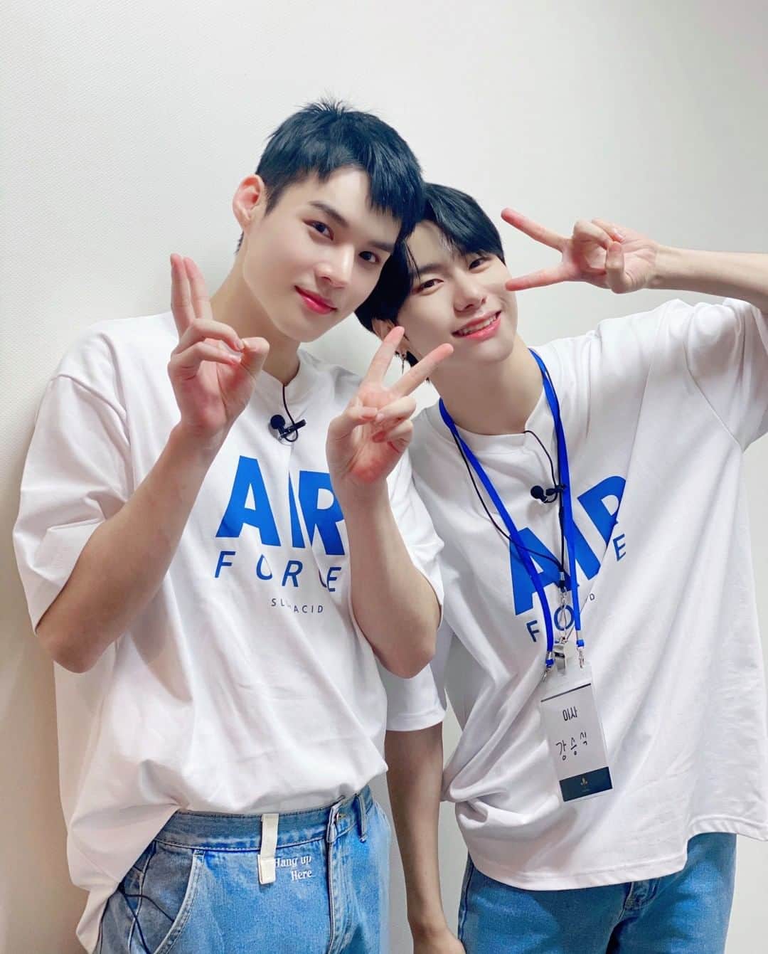 Victonさんのインスタグラム写真 - (VictonInstagram)「[V_V] #VICTON_Staff_VIEW @ 아이돌 워크숍 Behind📸 - [임사원 워크숍 쉬는 시간, 강이사님과 한 컷🐶] [흰 티에 청바지는 말티쥬 댕댕이들을 위한 옷💙👖] - #VICTON #강승식 #임세준」6月13日 21時05分 - victon1109