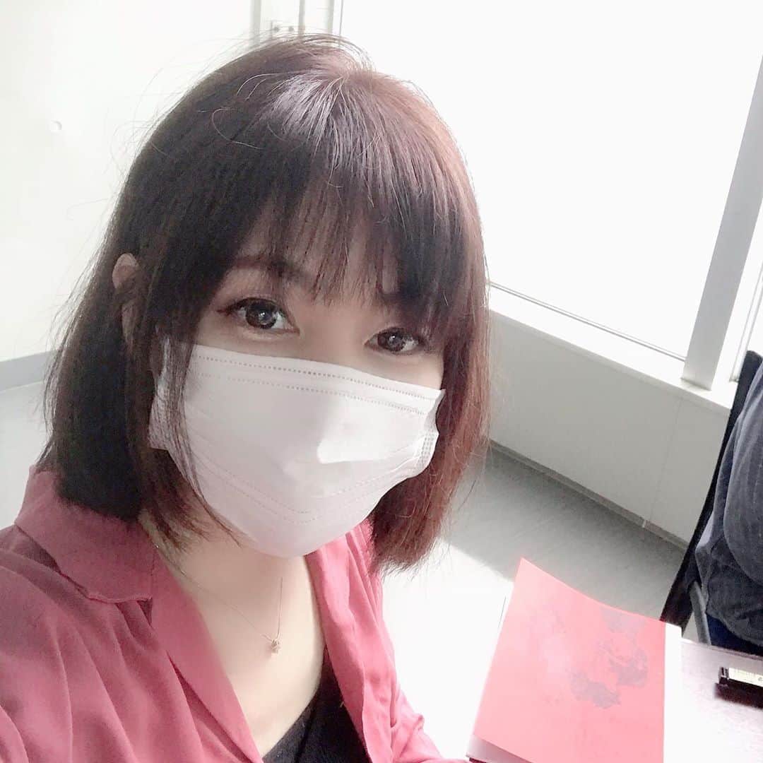 富岡美羽のインスタグラム：「今日はリモートではなく養成所の現場授業してきました✨  ご心配をおかけしておりますが皆様の温かい励ましのおかげで今日からいよいよ現場復帰です！😭 養成所のみんなに会ってホントは一人一人ギュ〜ってしたかったけど💖密の壁でガマンです（笑）  そして一番若い中学生男子からプレゼントも頂きました🥰  行けて良かった✨  みんな大好き💖ありがとう❣️ ＃富岡美羽 ＃ラヴォアクターズスタジオ ＃復帰」