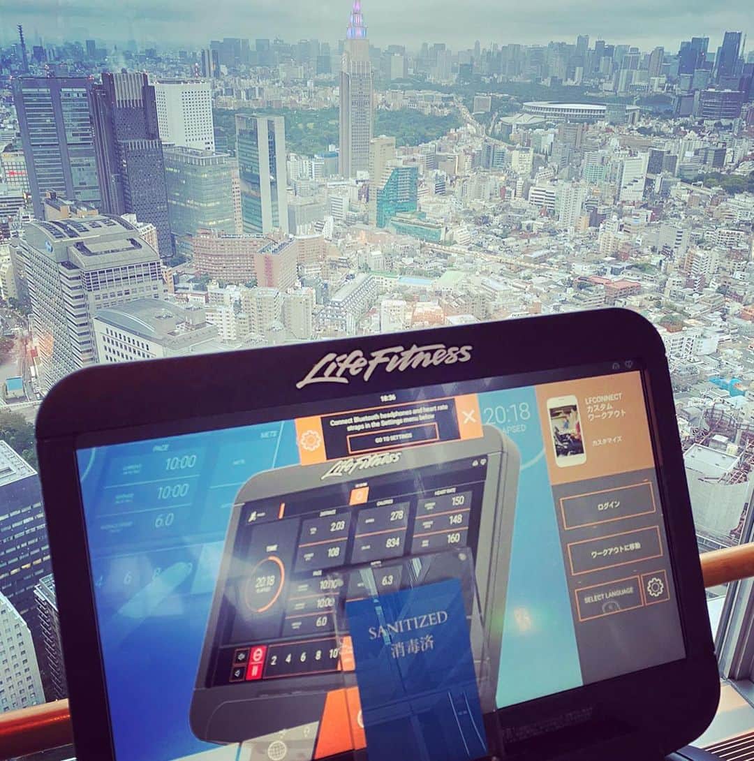 Park Hyatt Tokyo / パーク ハイアット東京さんのインスタグラム写真 - (Park Hyatt Tokyo / パーク ハイアット東京Instagram)「Celebrate Global Wellness Day with a light jog while taking in the unique view at our reopened Club On The Park where safety measures have been enhanced and its layout reconfigured to welcome our guests in the safest way.  #globalwellnessday #parkhyatttokyo #clubonthepark #luxuryispersonal  #parkhyatt  #パークハイアット東京  #クラブオンザパーク  #グローバルウェルネスデイ」6月13日 19時37分 - parkhyatttokyo