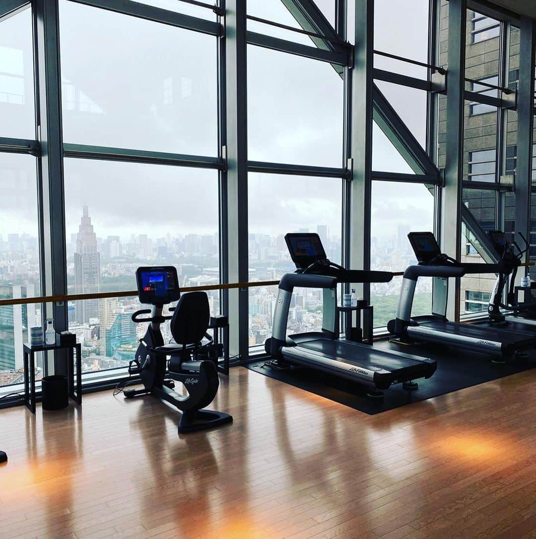 Park Hyatt Tokyo / パーク ハイアット東京さんのインスタグラム写真 - (Park Hyatt Tokyo / パーク ハイアット東京Instagram)「Celebrate Global Wellness Day with a light jog while taking in the unique view at our reopened Club On The Park where safety measures have been enhanced and its layout reconfigured to welcome our guests in the safest way.  #globalwellnessday #parkhyatttokyo #clubonthepark #luxuryispersonal  #parkhyatt  #パークハイアット東京  #クラブオンザパーク  #グローバルウェルネスデイ」6月13日 19時37分 - parkhyatttokyo