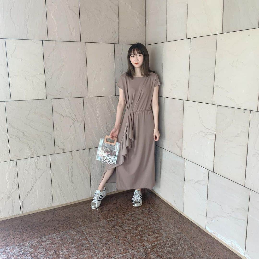 のインスタグラム：「#herlipto﻿ ﻿ このワンピース本当に本当に着心地120点👏﻿ ﻿ 素晴らしすぎるからイロチで買おうと思ったくらいなんだけど﻿ 売り切れてしまったー😭再販があったら必ず買います💪﻿ ﻿ クリアバッグは去年の水着のセット👙﻿ ﻿ シルクマスクはコーディネートが上品に見える気がします♡﻿ ﻿ この日は雨が降ってたからスニーカーと合わせたけど﻿ 早くサンダルとワンピースで合わせたいな👡﻿ ﻿ ■Asymmetric Ruffled Jersey Dress」