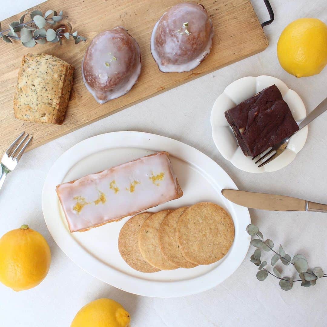 のインスタグラム：「【初夏の檸檬菓子便再販いたします！】 先週ご好評いただきました檸檬の焼き菓子boxを販売いたします。ローズマリーのシトロンクッキーは、ローズマリーとレモンの皮を練り込み、爽やかな酸味とハーブの香りがたまらないサクサク食感です。所々に感じる塩味がアクセントになり、ついつい手を伸ばしてしまう美味しさです。  また、プレミアムチョコレートケーキとチーズケーキは６/1３（土）から６/１７（水）のご注文分まで、父の日使用のラッピングを承ります。ご注文の際、備考欄にて父の日ラッピング希望とご記入ください。また、発送日は６/１９（金）になりますのであらかじめご了承ください。檸檬便、コーヒー関連につきましては、ラッピング対応しておりませんのでご注意ください。  詳しくは▶︎プロフィールページのリンク「手紙社公式ウェブサイト」MENU「手紙社オンラインショップ」へ  2020.6.13  #手紙社#手紙舎#tegamisha#手紙社オンラインショップ#プレミアムチョコレートケーキ#チーズケーキ#初夏の檸檬菓子便#檸檬#焼き菓子box」