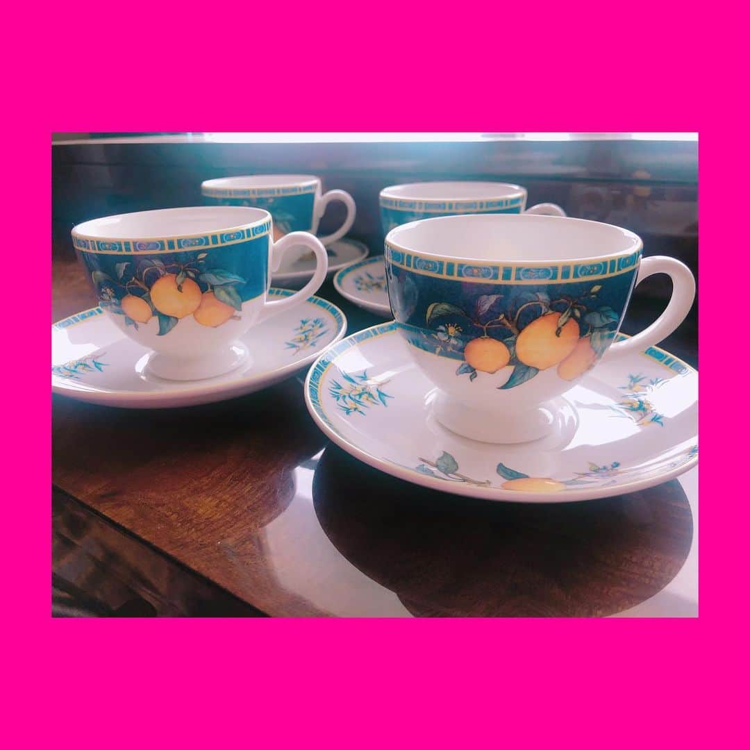 成田梨紗さんのインスタグラム写真 - (成田梨紗Instagram)「断捨離しているついでに、﻿ ママが昔集めていたコーヒーカップコレクションを見せてくれた☕️💖﻿ ﻿ 小さい頃はこんなカップがお家に置いてあっても何とも思わなかったけど、﻿ コーヒーを飲むようになった今、﻿ 少しは価値がわかるようになったかも😂😂﻿ ﻿ おばあちゃんになっても毎日平和に優雅に過ごしたい〜👸🏰🎀﻿ ﻿ #teacup #coffecup #royalalbert #ohashi #aynsley #eclectiquekaikai #wedgwood #ginori #1日1コーヒー #コーヒーのある暮らし」6月13日 19時47分 - narita_risa