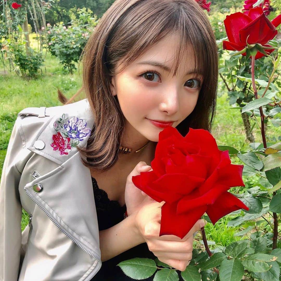 岡田栞奈のインスタグラム：「はやく太陽にあたりたいね〜☀️ 梅雨生まれだけど(笑) #代々木公園 #お散歩 #花畑 #赤いお花」