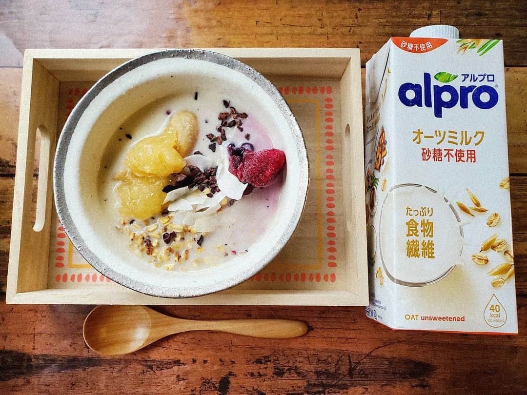 保坂玲奈さんのインスタグラム写真 - (保坂玲奈Instagram)「____#朝ご飯 #オーツミルク . . 果糖は午前中に摂りたいので 朝は大体フルーツを のせたオートミールグラノーラ💞  ミルクは植物性ミルクの気分 という事で @alpro_jp のオーツミルク。 植物性ミルクの中で 圧倒的にクリーミーなので ラテに使うのもオススメ！ 私はプロテインに割ったり パン作りに使ったりしてる👩‍🍳 . 砂糖不使用でもそのまま飲んで美味しいレベル！ ほのかな甘みがあるのです。 乳糖不耐症の人も飲める︎☺︎ . . 栄養面では 食物繊維と不飽和脂肪酸が豊富。 . . . #オートミール#オートミールグラノーラ#朝ごはん#アルプロ#alpro#健康ご飯#美容栄養#食べて美しくなる#私達は食べてるものでできている#植物性ミルク#ヴィーガン#乳糖不耐症#ヴィーガンレシピ#ヴィーガングラノーラ#グルテンフリー#グルテンフリーグラノーラ#ダイエット」6月13日 20時00分 - __renao_0707
