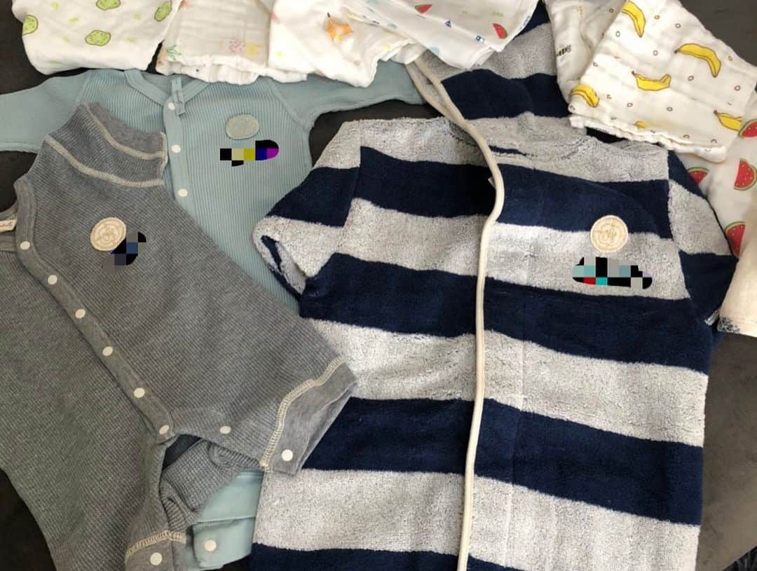 亀田和毅さんのインスタグラム写真 - (亀田和毅Instagram)「今日、日本からメキシコに荷物が届きました😊  いつも凄くお世話になっている高村社長が、コロナの現状を心配して、日本のマスクをたくさん送ってくれました！  めちゃ可愛い赤ちゃんの洋服までプレゼントしてくれました。めちゃめちゃ可愛い😍 着させたところをSNSでアップ出来る日ももうそろそろかも😊  ほんまにありがとうございます😊  メキシコのコロナでの死亡率は、中南米でブラジルに次いで2番目に多い。  コロナのピークもまだ終わってなくて、今は俺は妻と子供とメキシコにいて、まだまだ不安だらけ。毎日がホンマに怖い状況。  マスクもメキシコのスーパーにはどこも置いてないから、日本のちゃんと機能するマスクをつけることができるから、これでめちゃめちゃ安心です。  心から感謝です。ほんまにありがとうございます！  世界はまだまだコロナで大変な国もあるから、皆さんも気をつけてください🙏  #コロナに負けるな #コロナ早く終われ #お願い　#頼むから早く終わってくれ」6月13日 20時00分 - tomokikameda