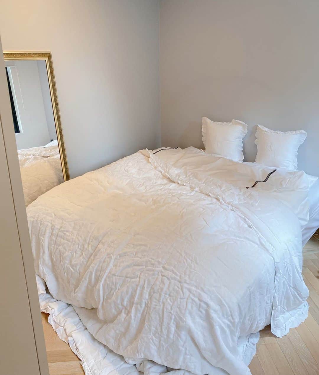 西川瑞希（みずきてぃ）さんのインスタグラム写真 - (西川瑞希（みずきてぃ）Instagram)「ベッドルームを綺麗にしておくと気持ちがいいね☺︎❤︎あれこれ置きすぎずなるべくシンプルにしています// . いい睡眠をとれるように、自分が1番リラックスできる空間作りを…✨私はアロマの香りや、キャンドルの光が癒し！ . #mizukiroom #bedroom #bedmaking #マイルーム #ベッドルーム #寝室」6月13日 20時00分 - mizuki_nishikawa_